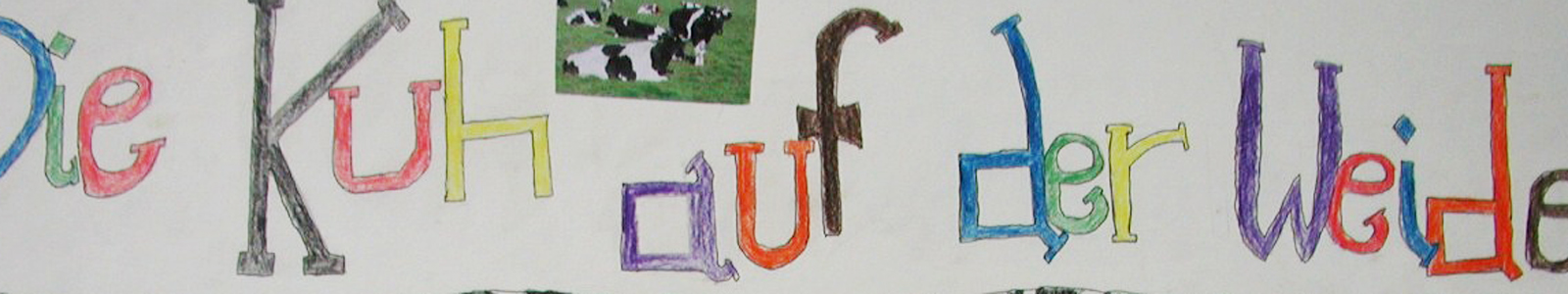 Schriftzug Kuh auf der Weide mit bunten Stiften geschrieben ©DLR